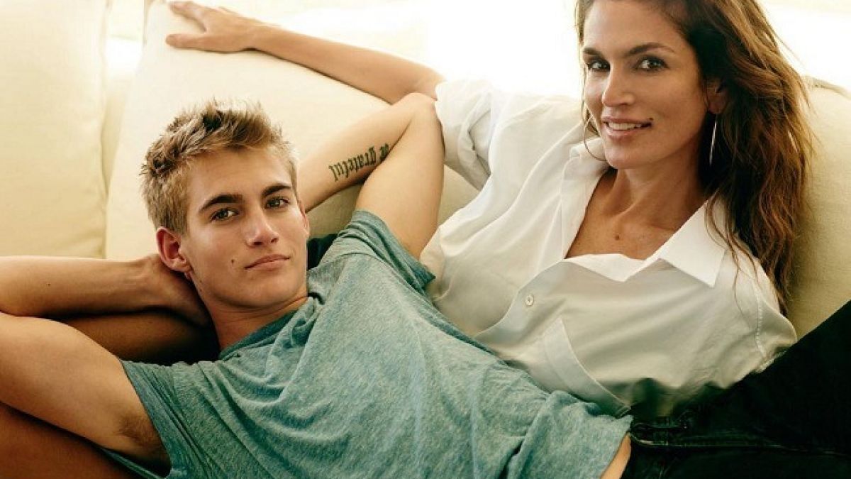 cindycrawford_12918500_223143074710719_2005143485_n_1200x675