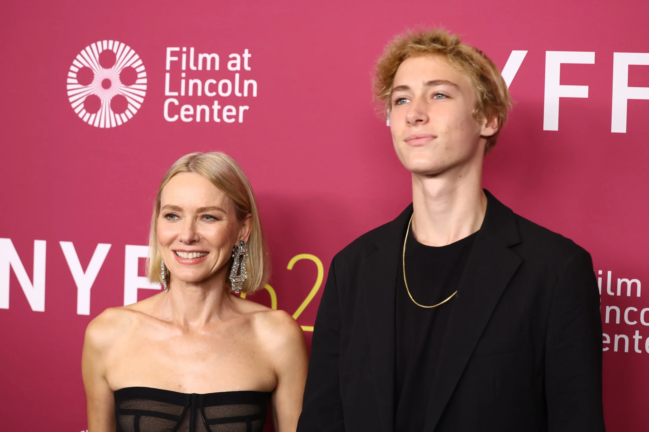 Сын Наоми Уоттс — кто он и как выглядит, что делает ?