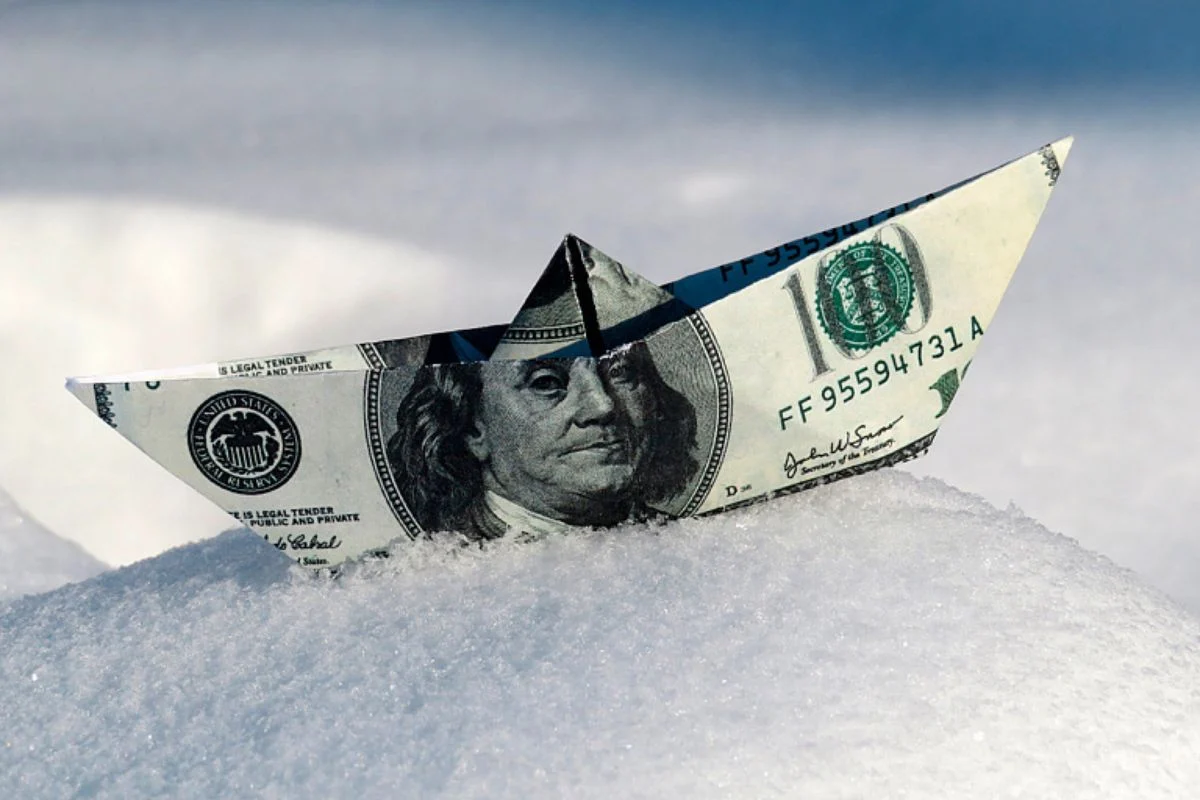 Гривня падає, населення скуповує валюту: який курс побачимо на вихідних