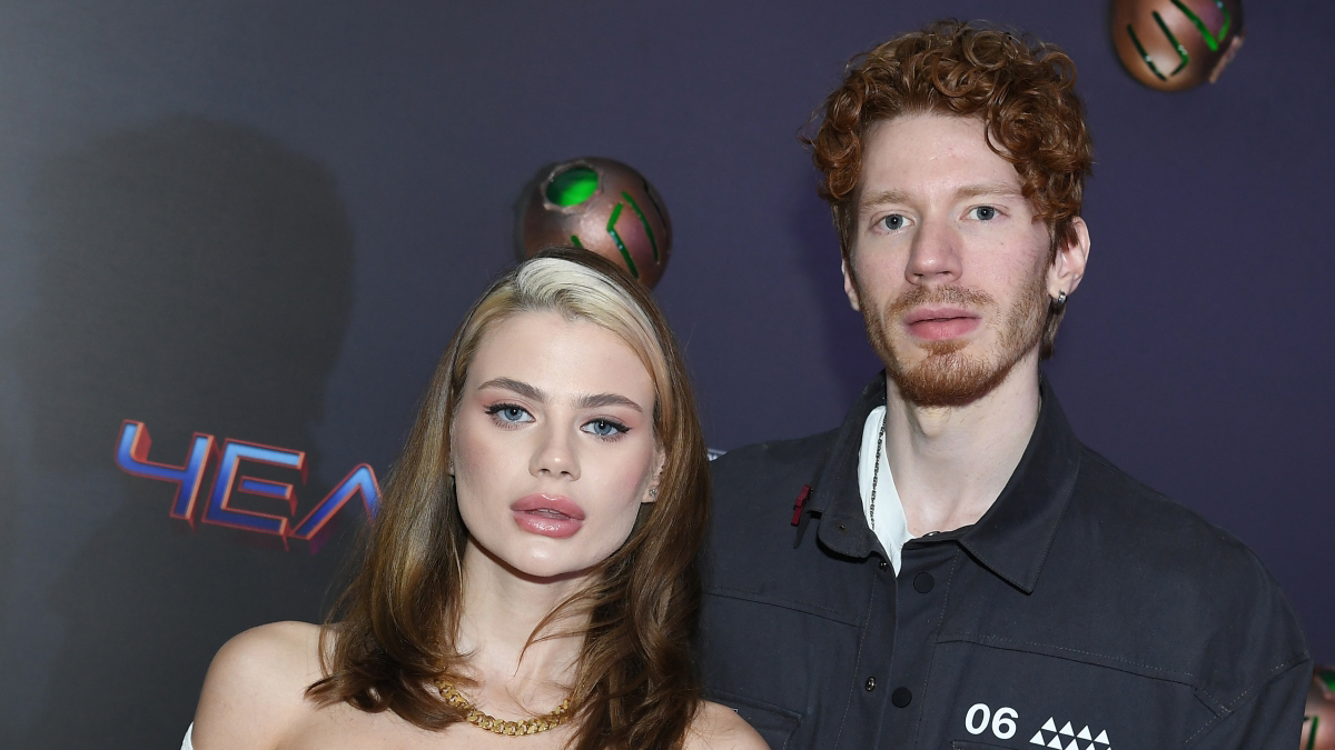 6721650 14.12.2021 Актер Никита Пресняков и его супруга Алёна Краснова на премьере фильма "Человек-паук: нет пути домой" в киноцентре "Октябрь" в Москве. Екатерина Чеснокова / РИА Новости