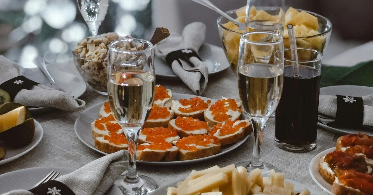 Новорічний стіл 2026: що подавати, щоб задобрити Червоного Вогняного Коня та притягнути удачу на рік