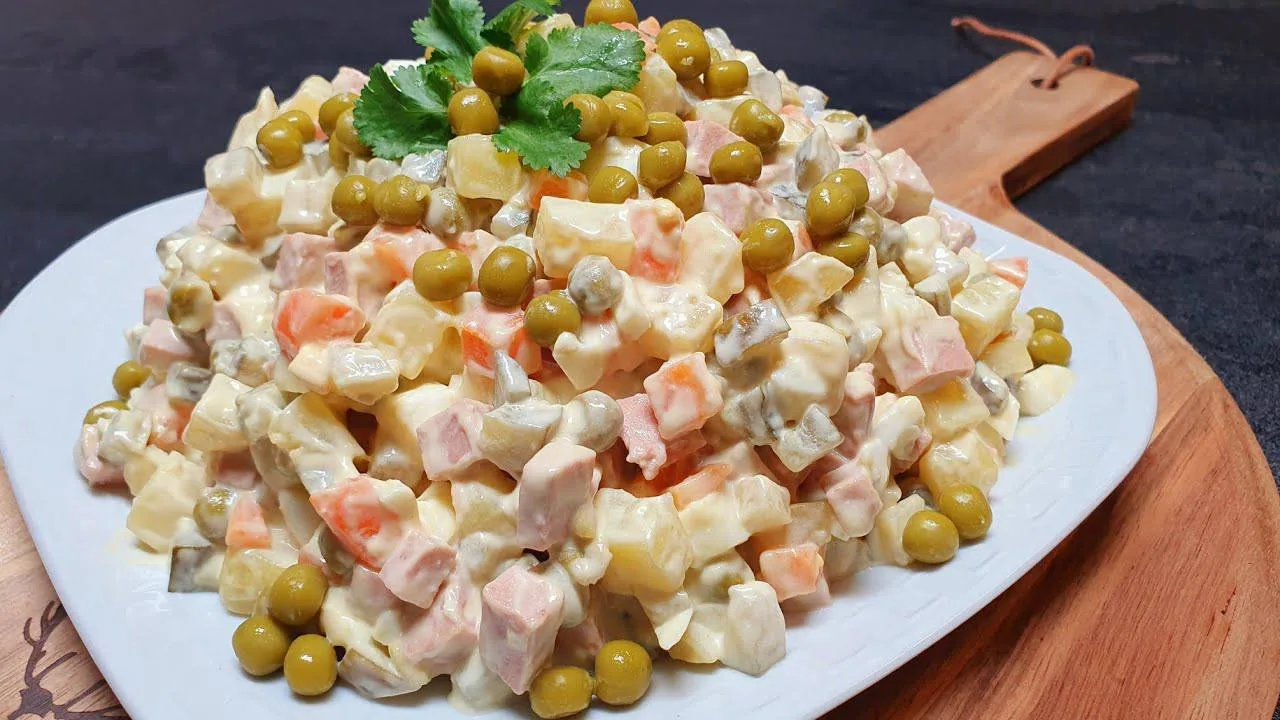 Більше не варю овочі для «Олів’є» класичним способом: тепер салат у 3 рази смачніший, а кубики ідеальні