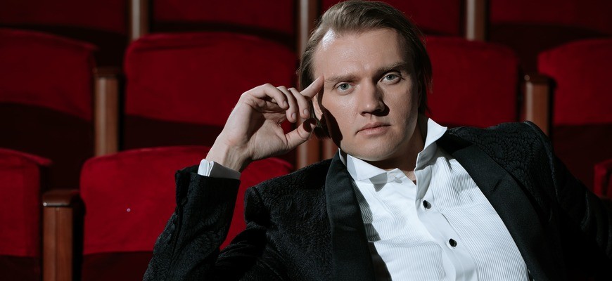 grigoriy-kostyuk-kadyshev-sidit-v-kontsertnom-zale