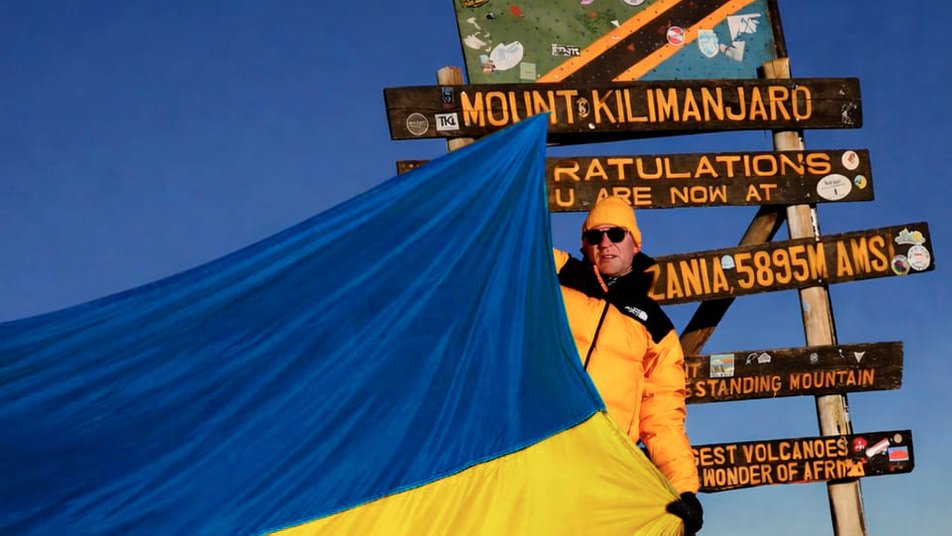 Найбільший синьо-жовтий стяг розгорнули на Кіліманджаро: український альпініст встановив рекорд