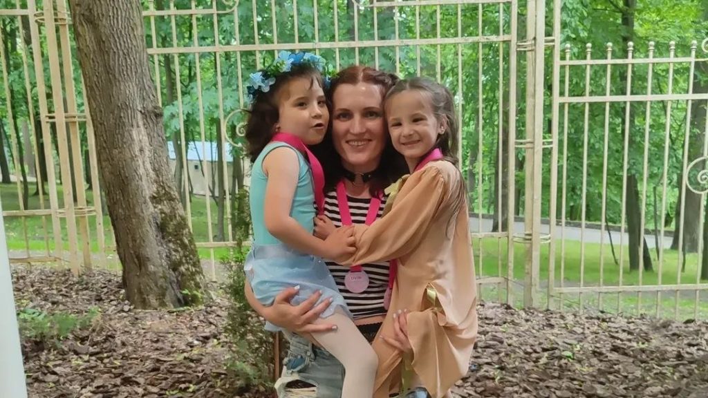 Вона не планувала бути мамою, а тепер сама виховує двох дівчат