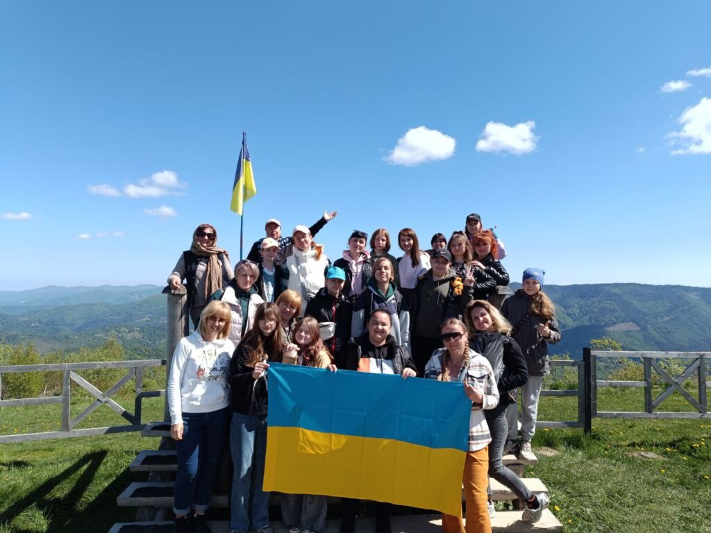 Дружин і мам військових запрошують на безкоштовну програму відновлення у Карпати