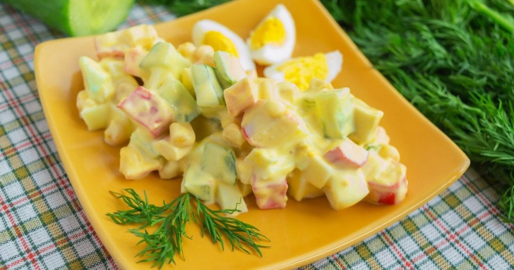 Салат із крабовими паличками, яйцем, кукурудзою та свіжим огірком: класичний рецепт