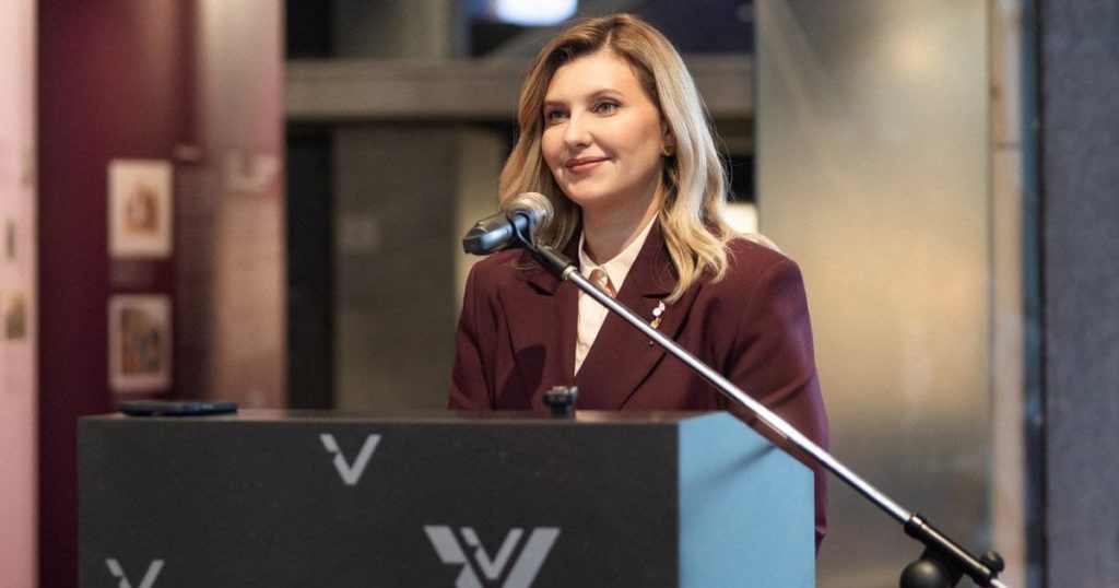 У костюмі кольору марсала і з цікавою брошкою: Олена Зеленська на відкритті українськомовного аудіогіда в Естонії