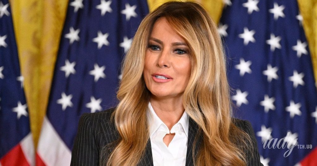 У смугастому костюмі і на шпильках: струнка Меланія Трамп з’явилася на заході у Білому домі