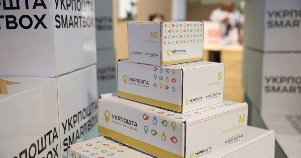 У Харкові російський дрон влучив у хаб “Укрпошти”: частину посилок знищено