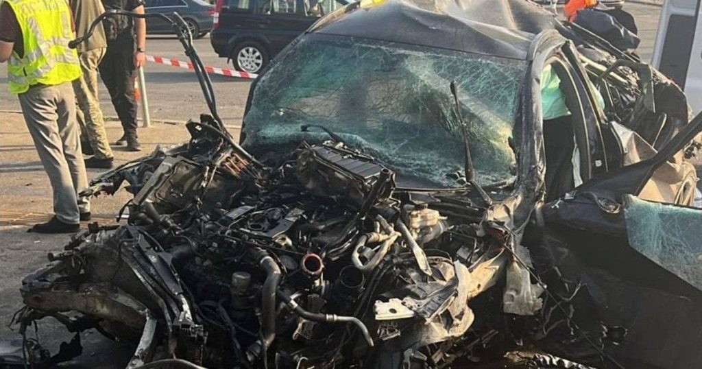 Жахлива ДТП у Києві: авто виїхало на тротуар і влетіло в перехід, є жертви — усі подробиці