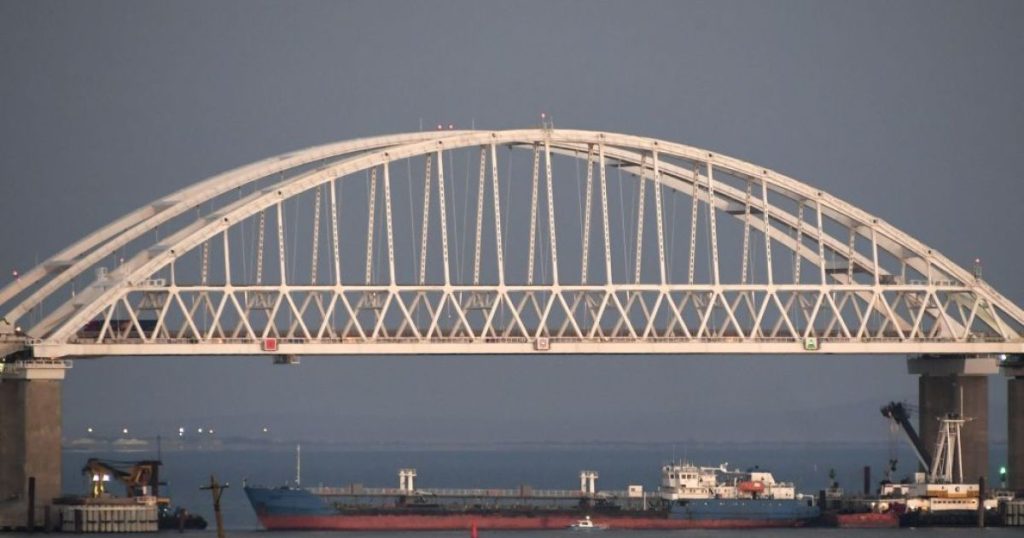 Масова втеча з Криму: Керченський міст паралізований, майже 2 тис. авто застрягли у черзі