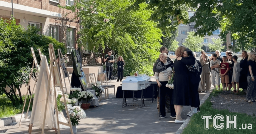 Тільки закінчив 6 клас: у Києві попрощалися з підлітком, який загинув у ДТП на Караваєвих дачах