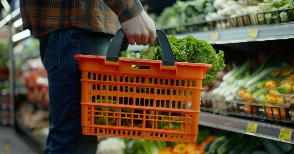 Чому в Україні продовжують зростати ціни на продукти та послуги: у НБУ здивували причинами