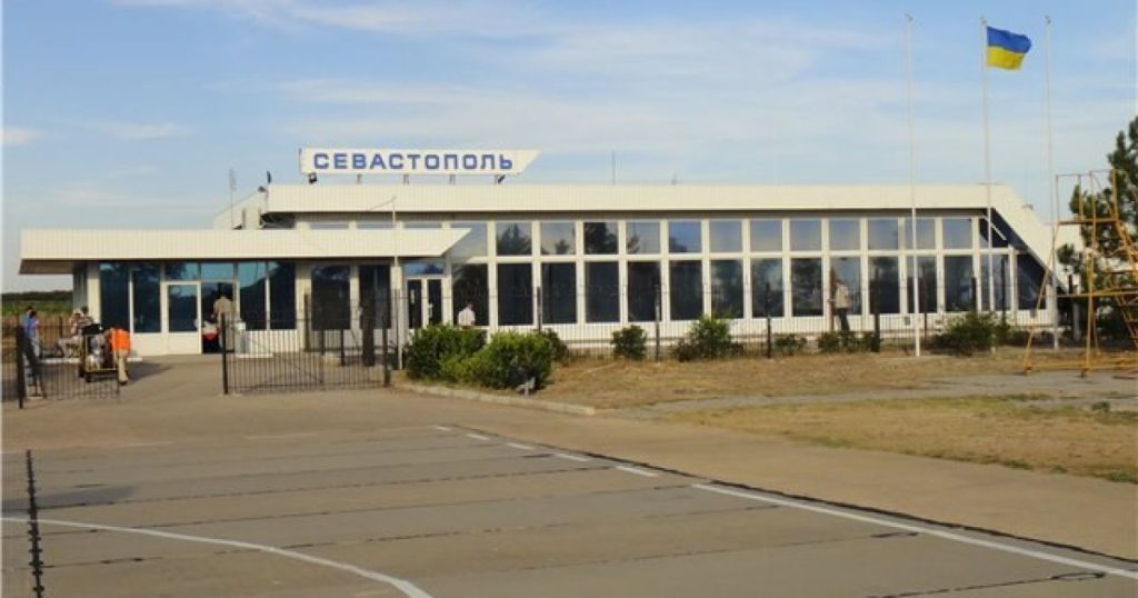 У Криму лунали вибухи: повідомляють про атаку в районах аеродромів Бельбек, Саки та Кача