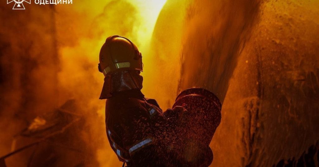 Ворог випалив підприємство в одній з областей: є жертва і постраждалі (фото)