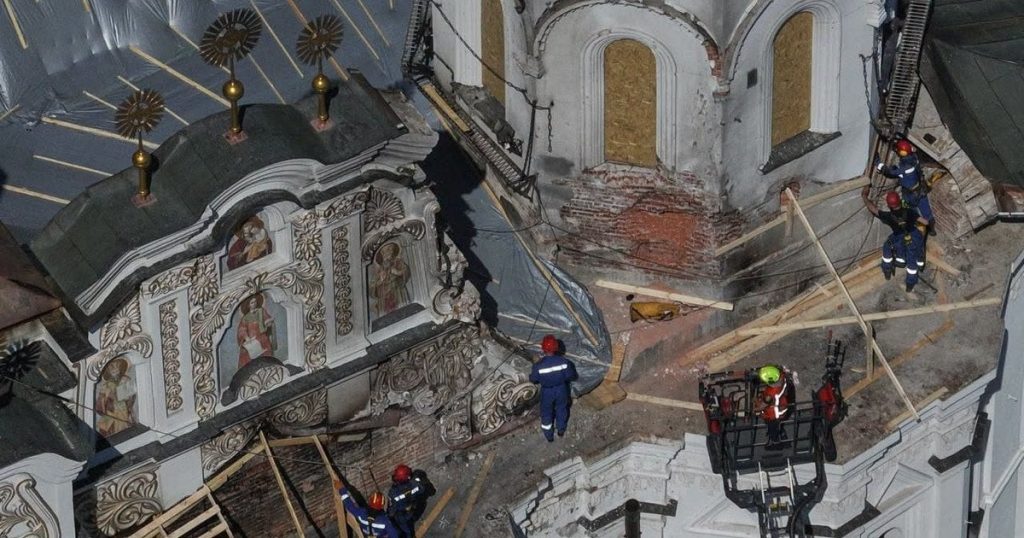 Києво-Печерська лавра після атаки РФ: рятувальники показали стан Успенського собору
