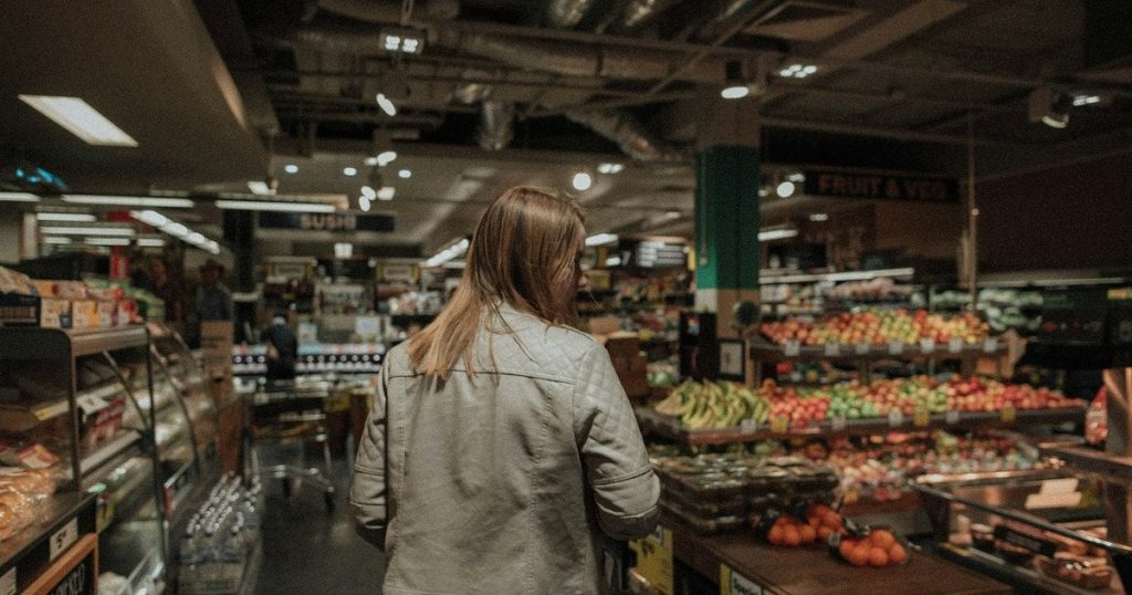 “Такого в Україні ще не бачила”: українка показала незвичні продукти у супермаркеті Польщі (відео)