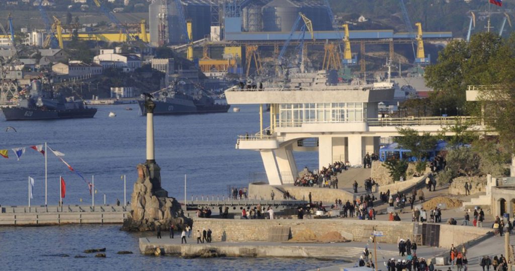 Вантажівки з пальним не доїхали до Севастополя через удари України — Reuters