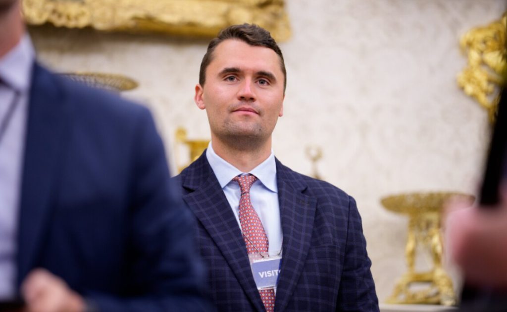 Хто Такий Чарлі Кірк: біографія, кар'єра та вплив