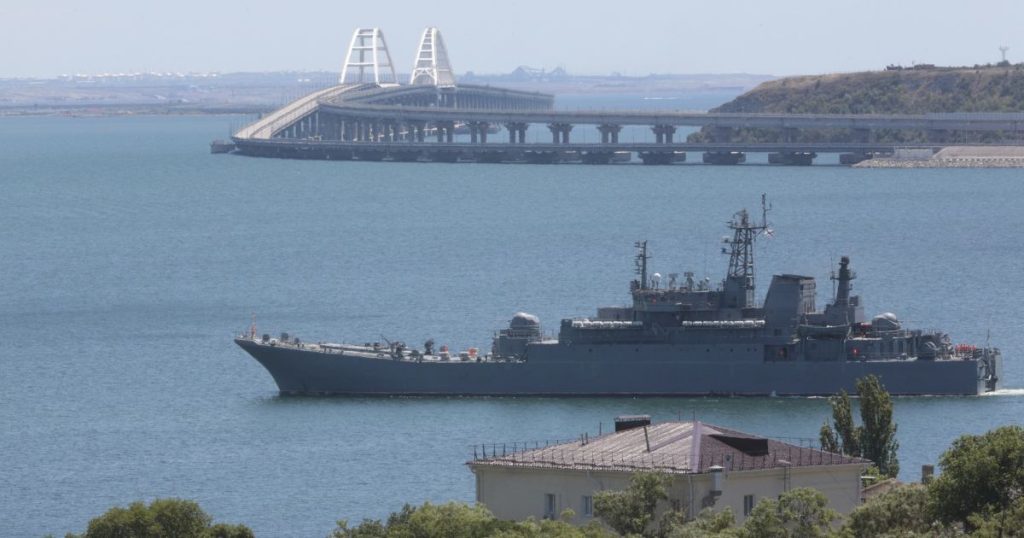 Окупанти перекрили Керченький міст через атаку дронів