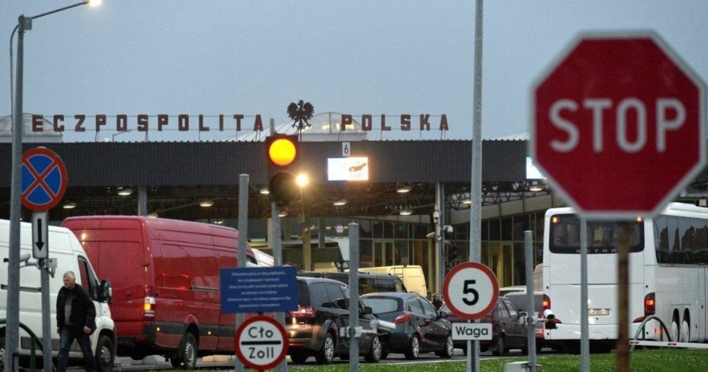 Черги — величезні, автобуси очікують по 12 годин: уряд взявся за колапс на кордоні із Польщею