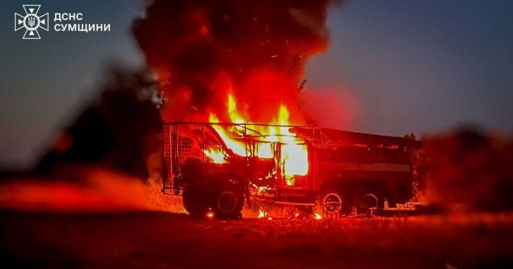 Гасили пожежу: Росія завдала повторного удару по рятувальниках на Сумщині
