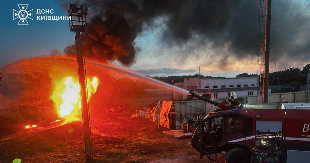 Під завалами досі шукають людей: РФ вдарила по заводу на Київщині, є загиблий та поранені