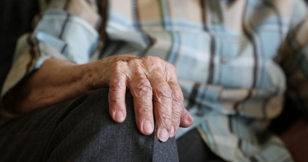 90-річний дідусь сам доглядає сина, який понад 15 років прикутий до ліжка: щемлива історія з Полтави