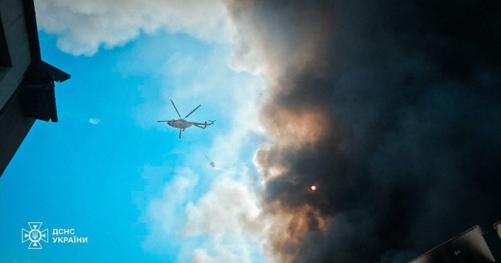 У Києві — гігантська вирва просто посеред двору після удару РФ: моторошні деталі “прильоту” (відео)
