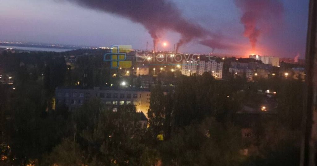 У Саратові після серії вибухів спалахнув нафтопереробний завод