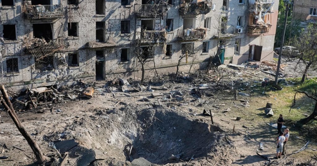 У Києві тривають пошуки людей під зруйнованими будинками: Зеленський повідомив тривожні дані