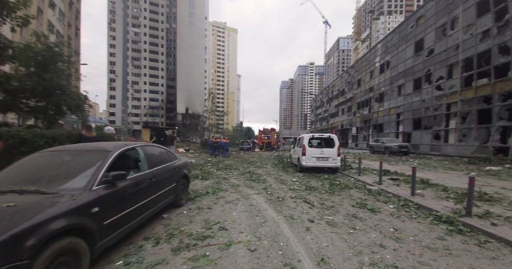 Людей шукають під завалами: у Києві оголошено День жалоби за жертвами атаки РФ
