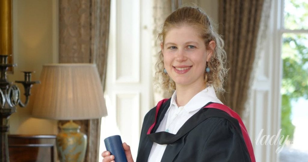 Леді Луїза Віндзор завершила навчання в університеті: королівська родина поділилася святковими фото