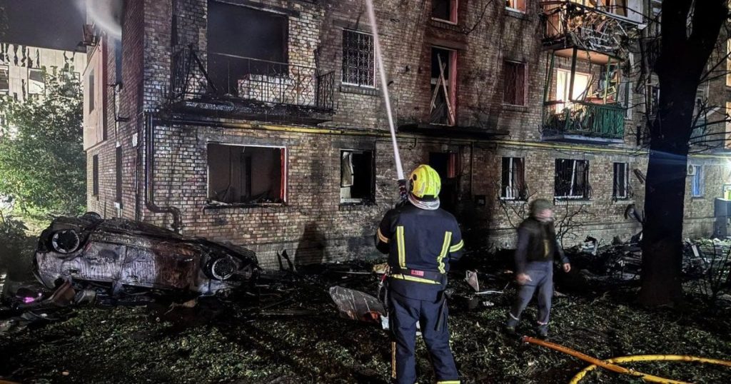 Загиблий, поранені, пожежі та руйнування: ворог завдав удару по Києву (фото), (відео)