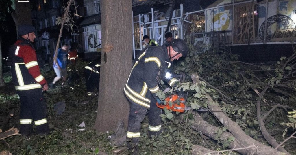 У Сумах після удару російської авіабомби з-під завалів врятували п’ятьох людей (фото)