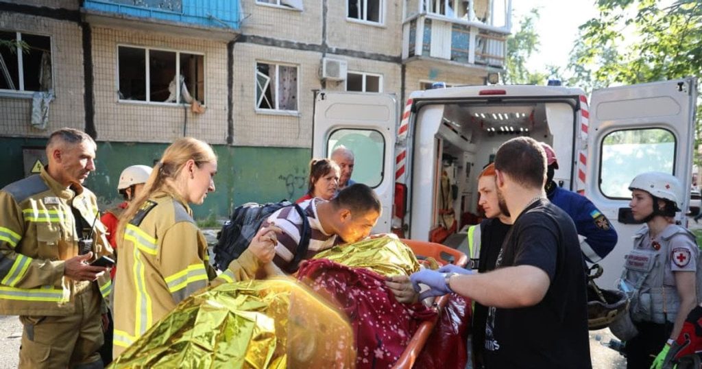 “Справжнє диво”: у Києві з-під завалів розбитого вщент будинку врятували 7 людей (відео)