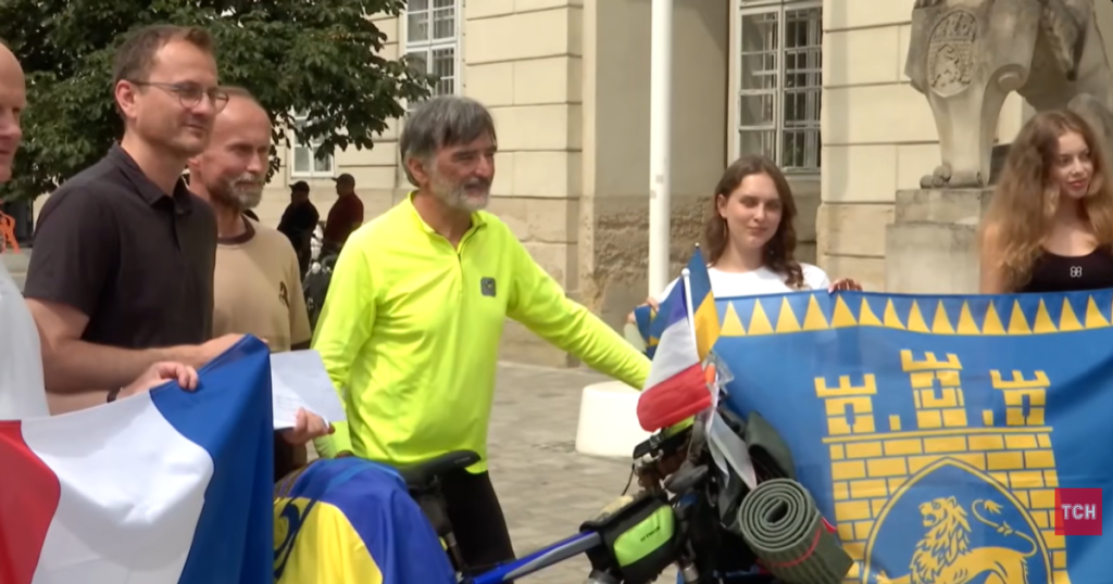“Це було нелегко”: 70-річний француз Антуан вигадав, як привернути увагу світу до війни в Україні