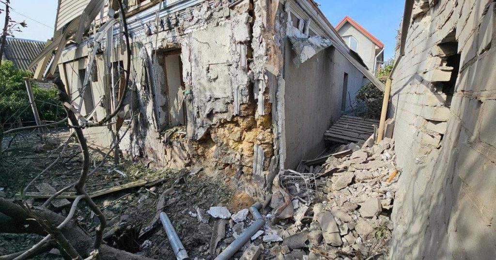 Росіяни масовано накрили обласний центр: “прилетіло” у будинки, є загиблий (фото)