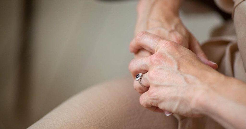 Оніміння руки може бути не таким безпечним, як здається: медики пояснили причини