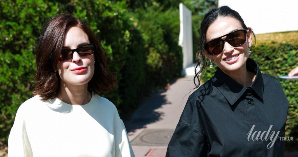 Демі Мур разом із молодшою донькою з’явилася на показі Balenciaga у Парижі