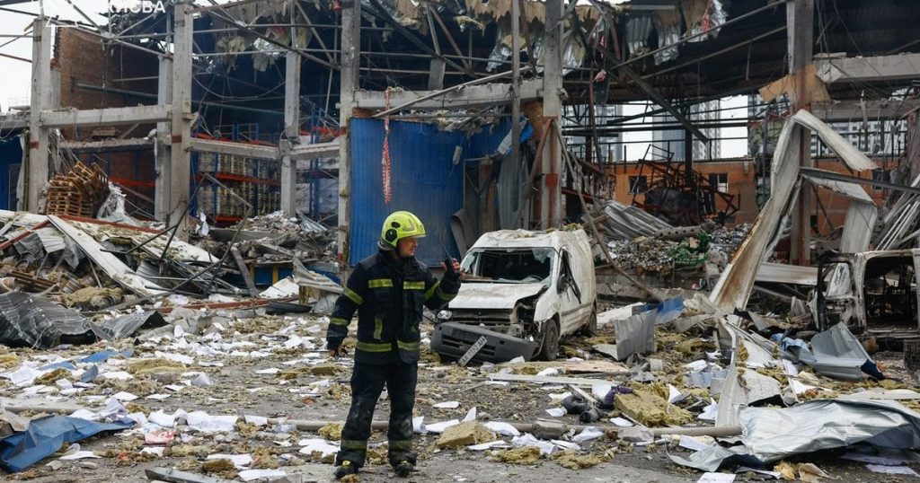 Ракетний удар по Києву: спалахнули масштабні пожежі, є загибла і травмовані — усі деталі (фото)