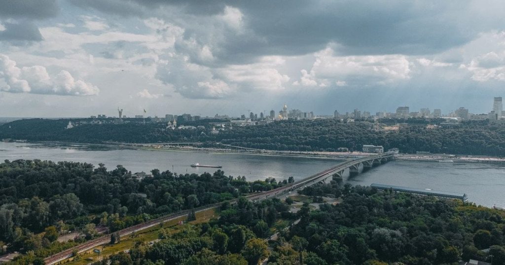 До Києва сунуть різке похолодання та нашестя негоди: синоптики попередили, коли погода зміниться