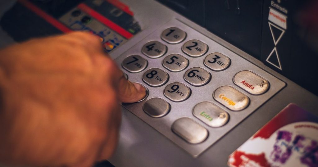 Не пхайте їх у термінали: українців попередили, які купюри банкомати “виплюнуть”