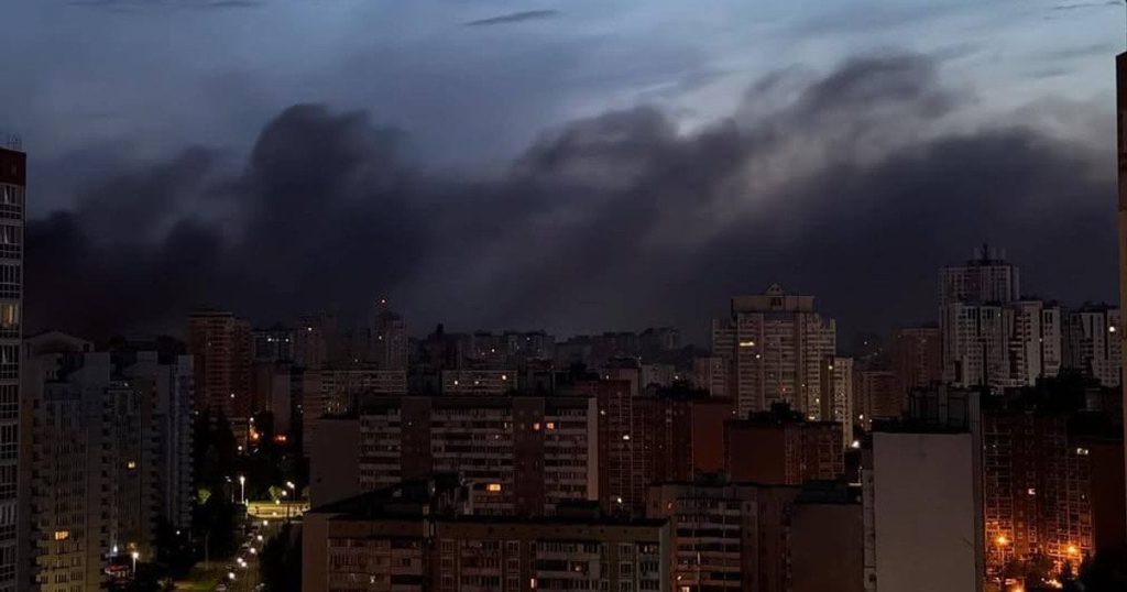 Росія перетворює Київ на мішень: у Дарницькому районі ракети пошкодили три багатоповерхівки