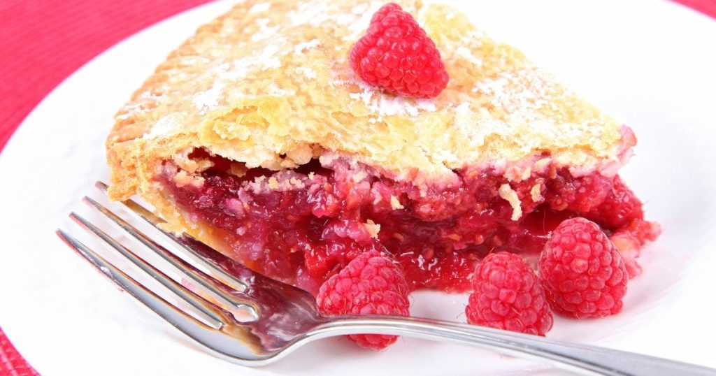 Шарлотка з малиною: рецепт літньої випічки