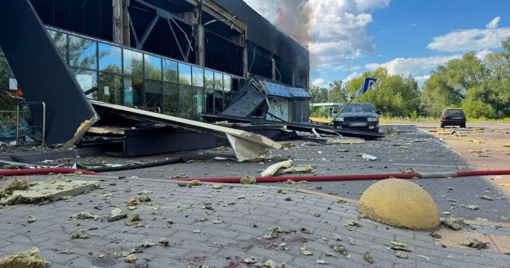 Жахливий удар по супермаркету: РФ вбила дитину і дівчину, багато поранених — усі деталі (фото)