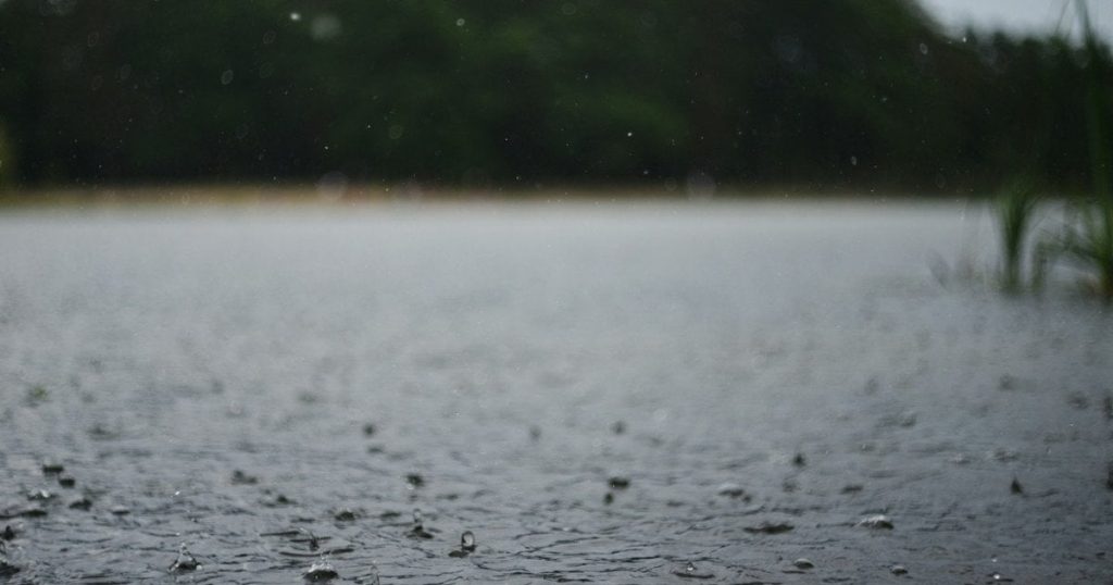 Цілі вулиці пішли під воду, машини пливуть на дорогах: у великому місті України “потоп” через негоду (відео)