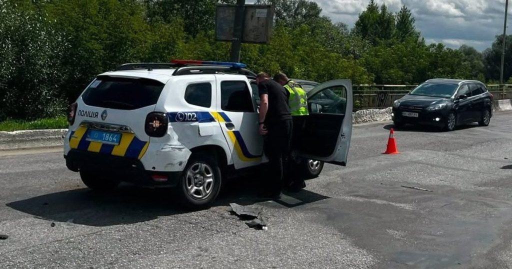 Збив поліцейського, пошкодив службові авто і втік, а мав прибути до ТЦК: на Львівщині затримали водія