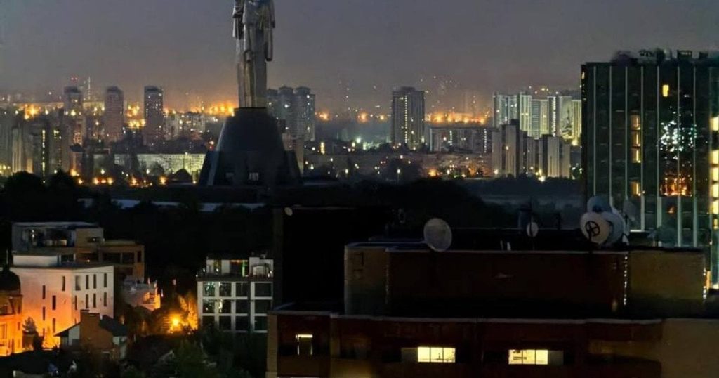 Рятувальники евакуювали 15 людей із пошкодженої багатоповерхівки у Києві: серед них шестеро дітей